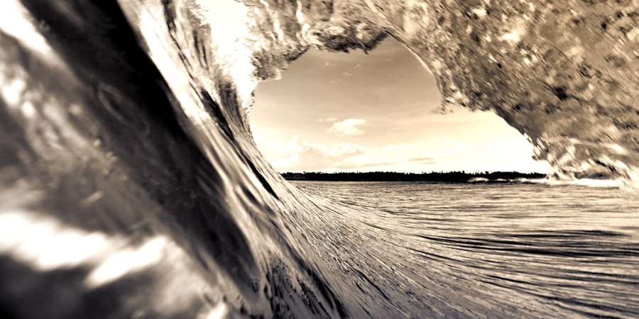 Magnifique vue de l'intérieur d'une vague Watershot Tube